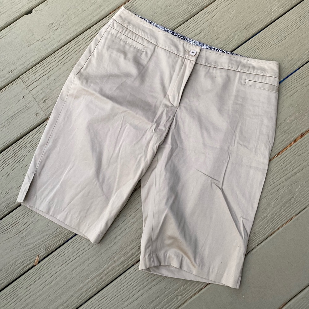 NWOT Claudia Ev - Woman’s khaki Bermuda shorts, Size: 12